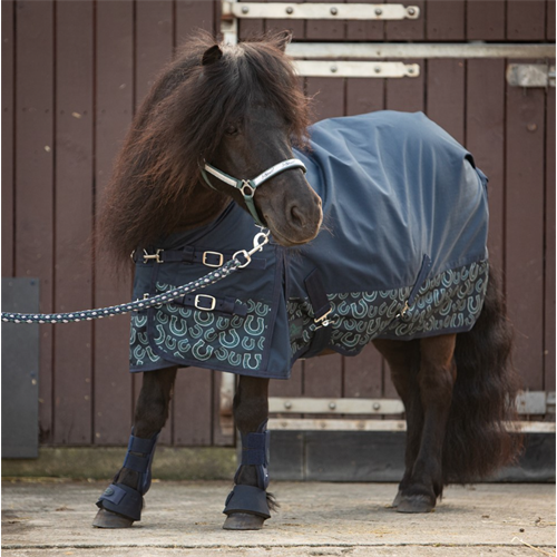 Nepromokavá deka Harrys Horse Stout Pony, 200 g, modrá s podkovami - vel. 85 cm Deka neprom. HH Stout, pony, modrá s podk., 85cm