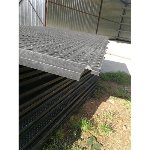 Deska podlahová z recyklovaného PVC - 118 x 78,5 cm Deska podlahová z recyklovaného PVC, 118x78,5 cm, tl. 23 mm
