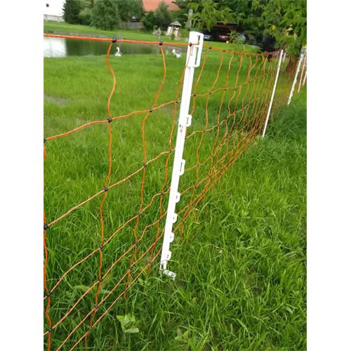 Síť pro elektrické ohradníky na ovce OVINET v. 90 cm, d. 50 m, dvojitá špička, zelená Ukázka dopnutí sítě pomocí plastových sloupků pro elektrický ohradník.