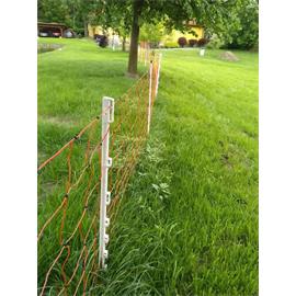 Síť pro elektrické ohradníky na ovce OVINET v. 90 cm, d. 50 m, dvojitá špička, zelená Ukázka dopnutí sítě pomocí plastových sloupků pro elektrický ohradník.