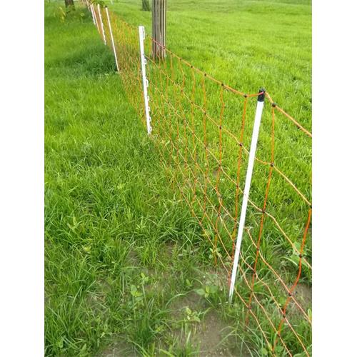 Síť pro elektrické ohradníky na ovce OVINET v. 90 cm, d. 50 m, dvojitá špička, zelená Ukázka dopnutí sítě pomocí plastových sloupků pro elektrický ohradník.