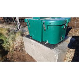 Míčová napáječka JFC 80 l pro 25-40 zvířat I eshop Kamír Míčová napáječka dvojitá JFC, 80 l