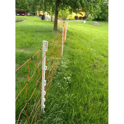Síť pro elektrické ohradníky na ovce OVINET v. 90 cm, d. 50 m, dvojitá špička, oranžová Ukázka dopnutí sítě pomocí plastových sloupků pro elektrický ohradník.