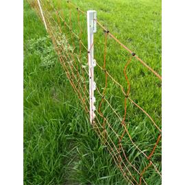 Síť pro elektrické ohradníky na ovce LACME MOUTON v. 90 cm, d. 50 m, jednoduchá špička Ukázka dopnutí sítě pomocí plastových sloupků pro elektrický ohradník.