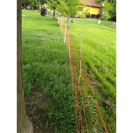 Síť pro elektrické ohradníky na ovce LACME MOUTON v. 90 cm, d. 50 m, jednoduchá špička Ukázka dopnutí sítě pomocí plastových sloupků pro elektrický ohradník.