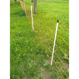 Síť pro elektrické ohradníky na ovce LACME MOUTON v. 90 cm, d. 50 m, jednoduchá špička Ukázka dopnutí sítě pomocí plastových sloupků pro elektrický ohradník.