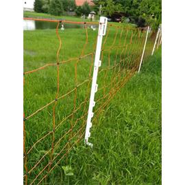 Síť pro elektrické ohradníky na ovce LACME MOUTON v. 90 cm, d. 50 m, jednoduchá špička Ukázka dopnutí sítě pomocí plastových sloupků pro elektrický ohradník.