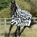 Síťovaná deka proti hmyzu Bucas Buzz-Off S/S 2025, zebra - vel. 145 cm Síťová deka s krkem Bucas Buzz-Off SS 25, zebra, vel. 145