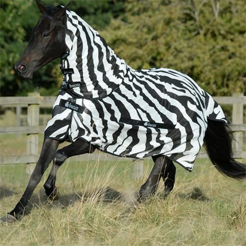 Síťovaná deka proti hmyzu Bucas Buzz-Off S/S 2025, zebra - vel. 145 cm Síťová deka s krkem Bucas Buzz-Off SS 25, zebra, vel. 145