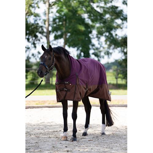 Nepromokavá deka s vyšším krkem IRH Customized, 300gr, vínová - vel. 165/215 cm Deka s vyšším krkem IRH Customized, 300 gr, vínová, vel. 165/215