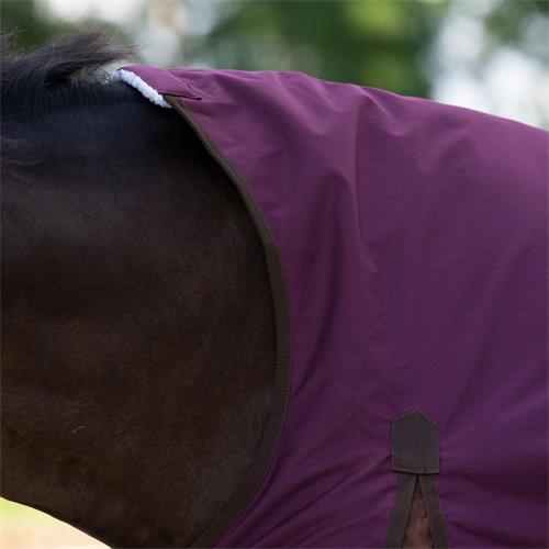 Nepromokavá deka s vyšším krkem IRH Customized, 300gr, vínová - vel. 165/215 cm Deka s vyšším krkem IRH Customized, 300 gr, vínová, vel. 165/215