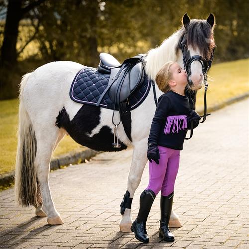 Podsedlová dečka QHP AW 25/26 Lize, černo-fialová - vel. Shetty Dečka podsedlová QHP AW 25/26 Lize, černo-fialová, vel. Shetty