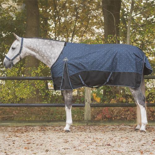 Nepromokavá deka s fleecem QHP AW 25/26, 0g, modrá - navy dusk - vel. 135/185 Deka nepromok. s fleecem QHP AW 25/26, modrá, vel. 135/185