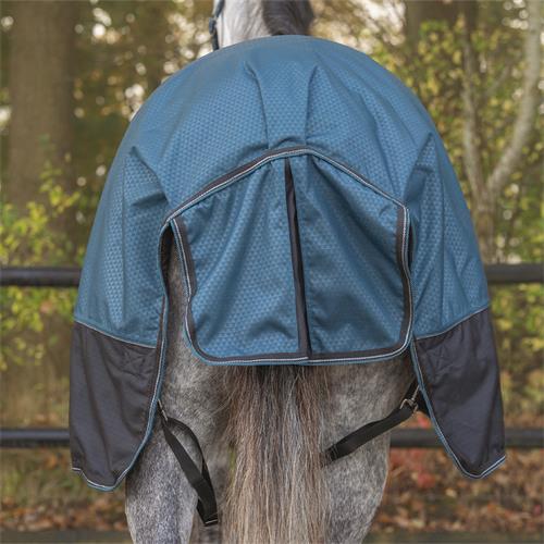 Deka s vyšším krkem, QHP AW 25/26, 150g, modrá - mystic blue - vel. 145/195 cm Deka s vyšším krkem 150 g, QHP AW 25/26, modrá, vel. 145/195 cm