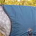 Deka s vyšším krkem, QHP AW 25/26, 150g, modrá - mystic blue - vel. 145/195 cm Deka s vyšším krkem 150 g, QHP AW 25/26, modrá, vel. 145/195 cm