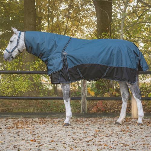 Deka s krkem QHP AW 25/26, 150g, modrá - mystic blue - vel. 135/185 cm Deka nepromokavá s krkem 150g, QHP AW 25/26, modrá, vel. 135/185 cm