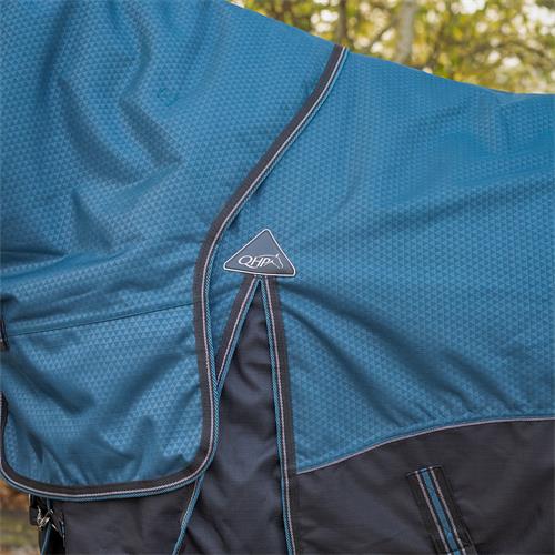 Deka s krkem QHP AW 25/26, 150g, modrá - mystic blue - vel. 145/195 cm Deka nepromokavá s krkem 150g, QHP AW 25/26, modrá, vel. 145/195 cm