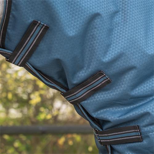 Deka s krkem QHP AW 25/26, 150g, modrá - mystic blue - vel. 155/205 cm Deka nepromokavá s krkem 150g, QHP AW 25/26, modrá, vel. 155/205 cm