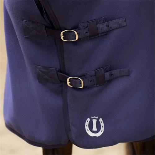 Odpocovací deka s krkem IRH Fundamental AW 25/26, modrá - vel. 145/195 cm Deka odpocovací s krkem IRH Fundamental AW 25/26, modrá, vel. 145/195 cm