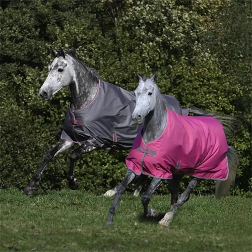 Nepromokavá deka Bucas Freedom Light AW 2025/26, 0g, růžová - vel. 145/195 cm Deka nepromok. Bucas Freedom Light AW 25/26, růžová, vel. 145