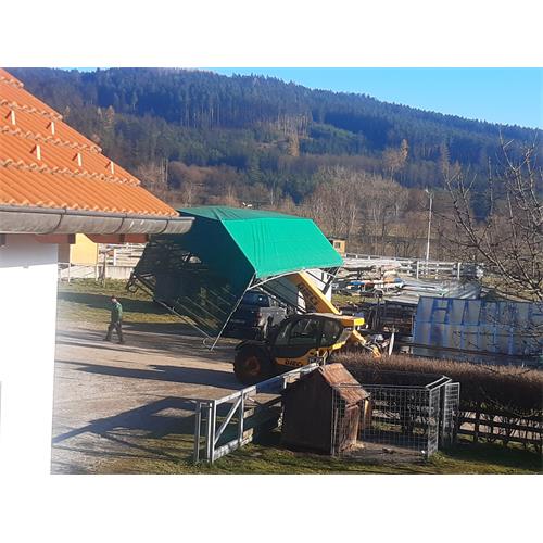 Mobilní přístřešek pro koně, skot nebo ovce 6 x 3 m bez ohradních panelů. Transport přístřešku pomocí manipulátoru