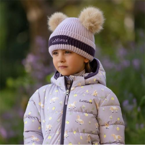 Dětská čepice LeMieux Double Pom AW 25/26, fialová Dětská čepice LeMieux Double Pom AW 25/26, fialová