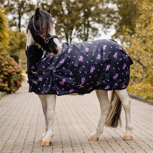 Nepromokavá deka Lize QHP AW 25/26, 100g, fialová - vel. 105/145 cm Deka nepromokavá Lize 100 g, QHP AW 25/26, fialová, vel. 105/145 cm