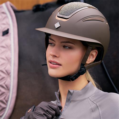 Jezdecká přilba IRH Olania Deluxe, široký kšilt, hnědá s glitry - vel. 56-58 Přilba jezdecká Imperial Olania Deluxe Polo, hnědá, vel. 56-58