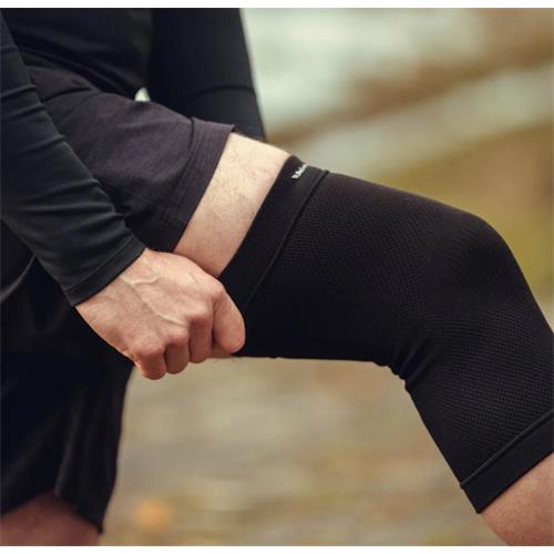 Terapeutická bandáž na koleno Back on Track, černá - vel. L Bandáž na koleno Back on Track, vel. L