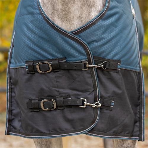 Deka s vyšším krkem, QHP AW 25/26, 150g, modrá - mystic blue - vel. 145/195 cm Deka s vyšším krkem 150 g, QHP AW 25/26, modrá, vel. 145/195 cm