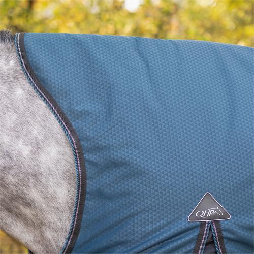 Deka s vyšším krkem, QHP AW 25/26, 150g, modrá - mystic blue - vel. 145/195 cm Deka s vyšším krkem 150 g, QHP AW 25/26, modrá, vel. 145/195 cm