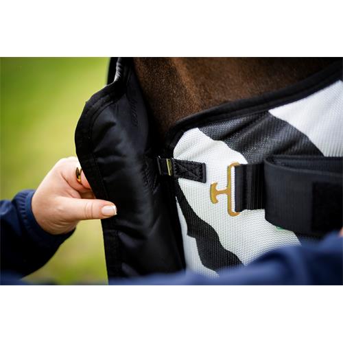 Síťovaná deka proti hmyzu Bucas Buzz-Off SS 26, zebra - vel. 135 cm Síťová deka s krkem Bucas Buzz-Off SS 26, zebra, vel. 135