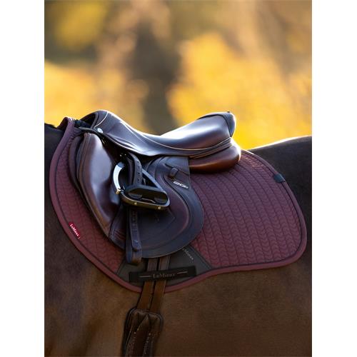 Podsedlová dečka LeMieux Finesse Square AW 25/26, VS - vínová Dečka LeMieux Finesse Square AW25, vínová, VS