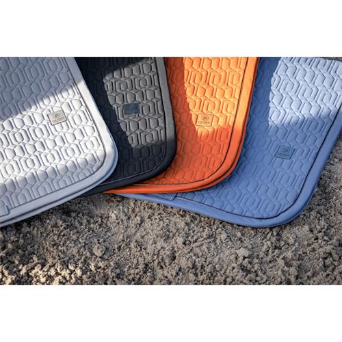 Drezurní dečka Eskadron Softshell Emblem, Platinum SS 26, DR - černá Drezurní podsedlová dečka Eskadron Softshell Platinum, SS 26, černá, DR