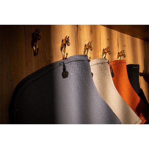 Drezurní dečka Eskadron Softshell Emblem, Platinum SS 26, DR - černá Drezurní podsedlová dečka Eskadron Softshell Platinum, SS 26, černá, DR