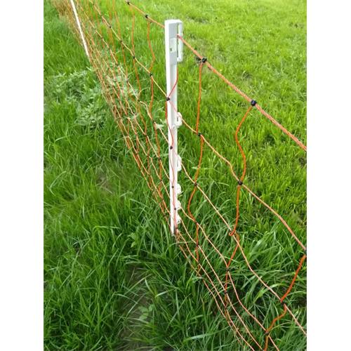 Síť pro elektrické ohradníky na ovce TitanNet v. 108 cm, d. 50 m, dvojitá špička Ukázka dopnutí sítě pomocí plastových sloupků pro elektrický ohradník.