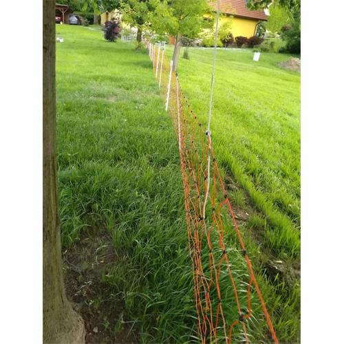 Síť pro elektrické ohradníky na ovce TitanNet v. 108 cm, d. 50 m, dvojitá špička Ukázka dopnutí sítě pomocí plastových sloupků pro elektrický ohradník.