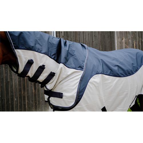 Síťovaná deka s pláštěnkou a krkem Equithéme Tyrex, SS 26, modro-šedá - vel. 145 cm Deka síťovaná Equithéme Tyrex s krkem SS 26, modro-šedá, vel. 145 cm