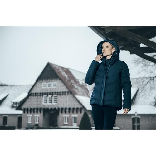 Dámská zimní bunda Pikeur Athleisure Quilted, AW 26/27, petrolejová - vel. 38 Dámská bunda Pikeur Athleisure Quilted, AW 26/27, petrol, vel. 38
