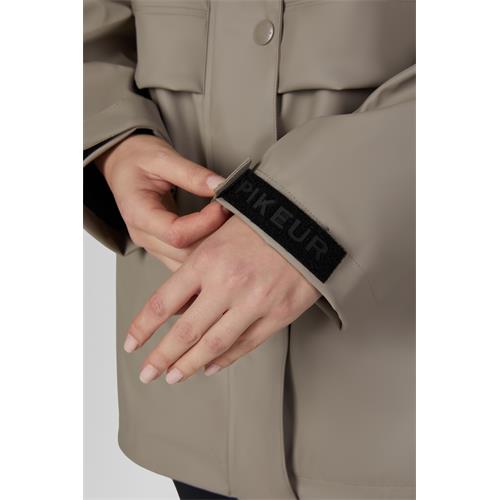Pláštěnka Pikeur Athleisure Rainzip Cape, AW 26/27, mocha, vel. S/M Pláštěnka Pikeur Athleisure Rainzip Cape, AW 26/27, mocha, vel. S/M