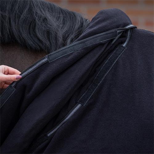 Odpocovací deka s krkem QHP Terry-Dry, černá - vel. 115/155 cm Deka odpocovací s krkem QHP Terry-Dry, černá, vel. 115/155 cm