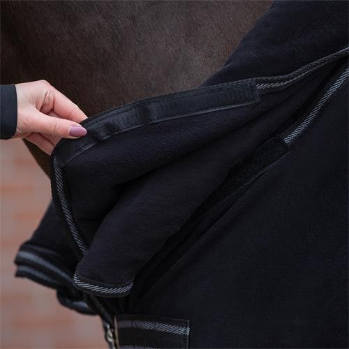 Odpocovací deka s krkem QHP Terry-Dry, černá - vel. 145/195 cm Deka odpocovací s krkem QHP Terry-Dry, černá, vel. 145/195 cm
