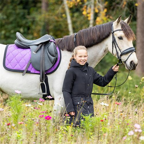 Podsedlová dečka QHP Livora, AW 26/27, fialová, VS Podsedlová dečka QHP Livora, AW 26/27, fialová, VS