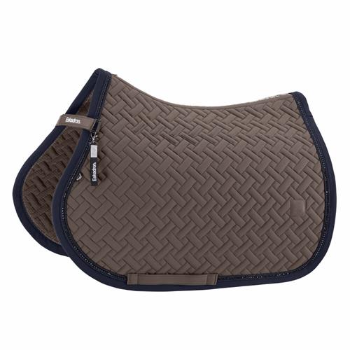 Podsedlová dečka Eskadron Pro Soft Crystal Dynamic, AW 26/27, VS - hnědá Podsedlová dečka Eskadron Pro Soft Crystal Dynamic, AW 26/27, hnědá, VS