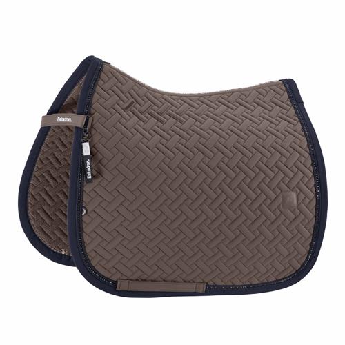 Drezurní podsedlová dečka Eskadron Pro Soft Crystal Dynamic, AW 26/27, DR - hnědá Drezurní podsedlová dečka Eskadron Pro Soft Crystal Dynamic, AW 26/27, hnědá, DR